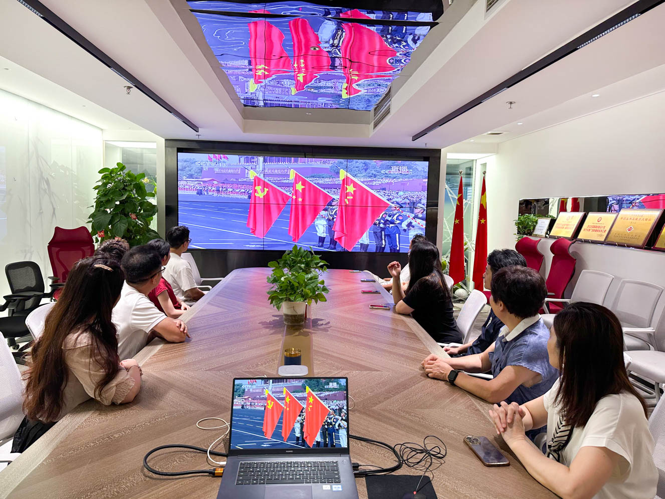 乐动平台（中国）官方网站装饰党支部组织党员观看九三阅兵仪式